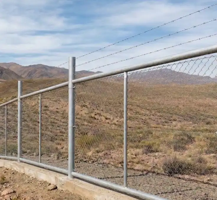 Cercado perimetral ultra resistente con postes de caño tubing petrolero y tejido romboidal en Añelo, zona de Vaca Muerta.