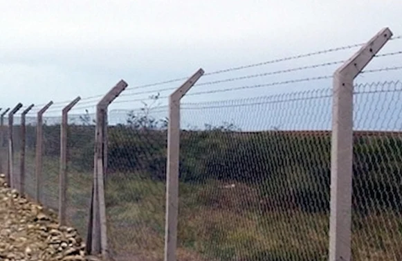 Instalación de alambrado olímpico de alta seguridad con postes de hormigón reforzado y brazo de extensión para alambre de púas en Neuquén.