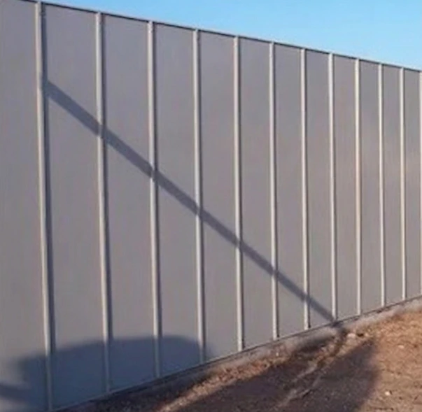 Instalación de cerco de obra reglamentario y cerramiento provisorio para inicio de construcción en un lote de Neuquén Capital, cumpliendo normativas municipales del Alto Valle.