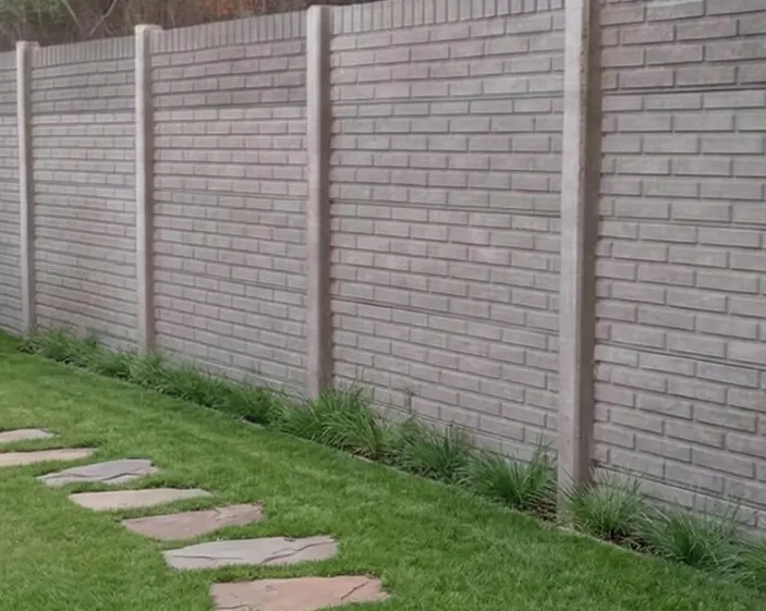 Instalación de muro premoldeado de hormigón de 2 metros de altura para privacidad residencial en Neuquén Capital, con placas de concreto vibrado y postes reforzados en el Alto Valle.