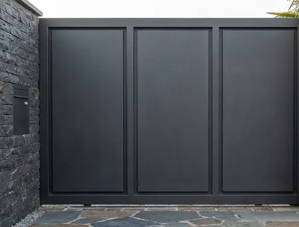 Instalación de portón corredizo a medida en hierro reforzado con sistema de automatización eléctrica y guía nivelada sobre zapata de hormigón en Neuquén Capital, Alto Valle.