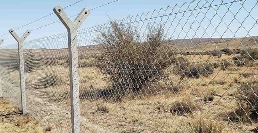 Postes de cemento de hormigón vibrado reforzados con alma de acero para la instalación de alambrados olímpicos y cercos perimetrales en Neuquén y el Alto Valle.